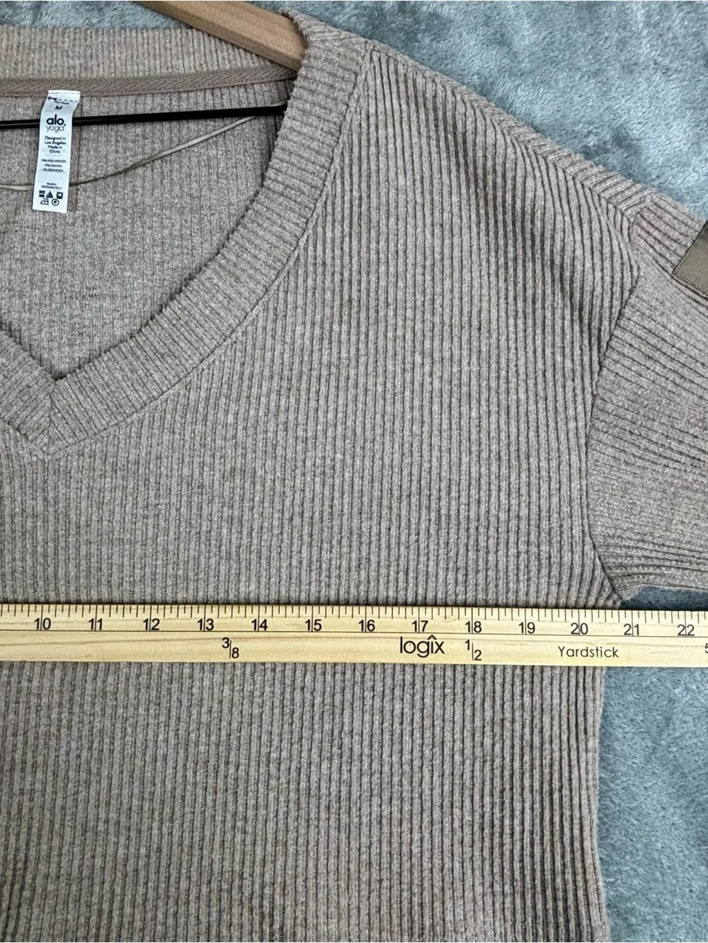 ALO Yoga Top Womens Medium Beige Muse Ribbed Crop V-Neck Pullover Relaxed